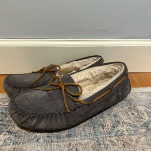 UGG Women’s Dakota Slipper, Pewter, Size 8